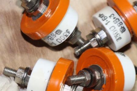 真空開(kāi)關(guān)管的氣密絕緣系統(tǒng)、屏蔽系統(tǒng)以及導(dǎo)電系統(tǒng)